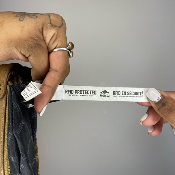 THIS IS A PROJECT: NEW-ISH ROOTS WALLET AS IS (WRISTLET NEEDS LOVE) - Picture 16 of 17